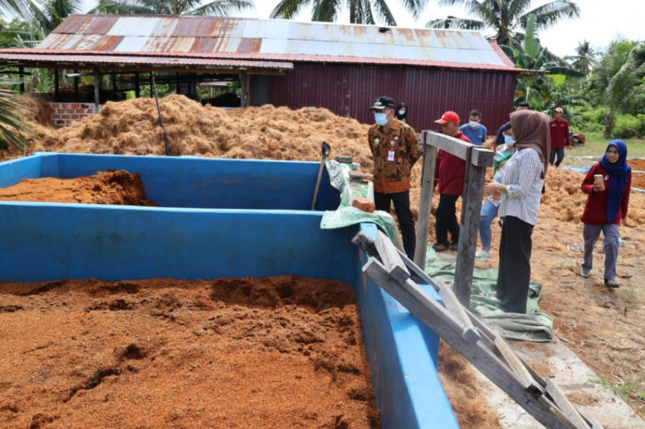 Acting Regent of PPU Appreciates the Utilization of Coconut Husk for Handicrafts in Saloloang Village