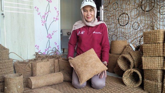 Processed Coconut Husk Becomes a Source of Livelihood for Rusni Febrianti, Inspiring Widows in Penajam to Join